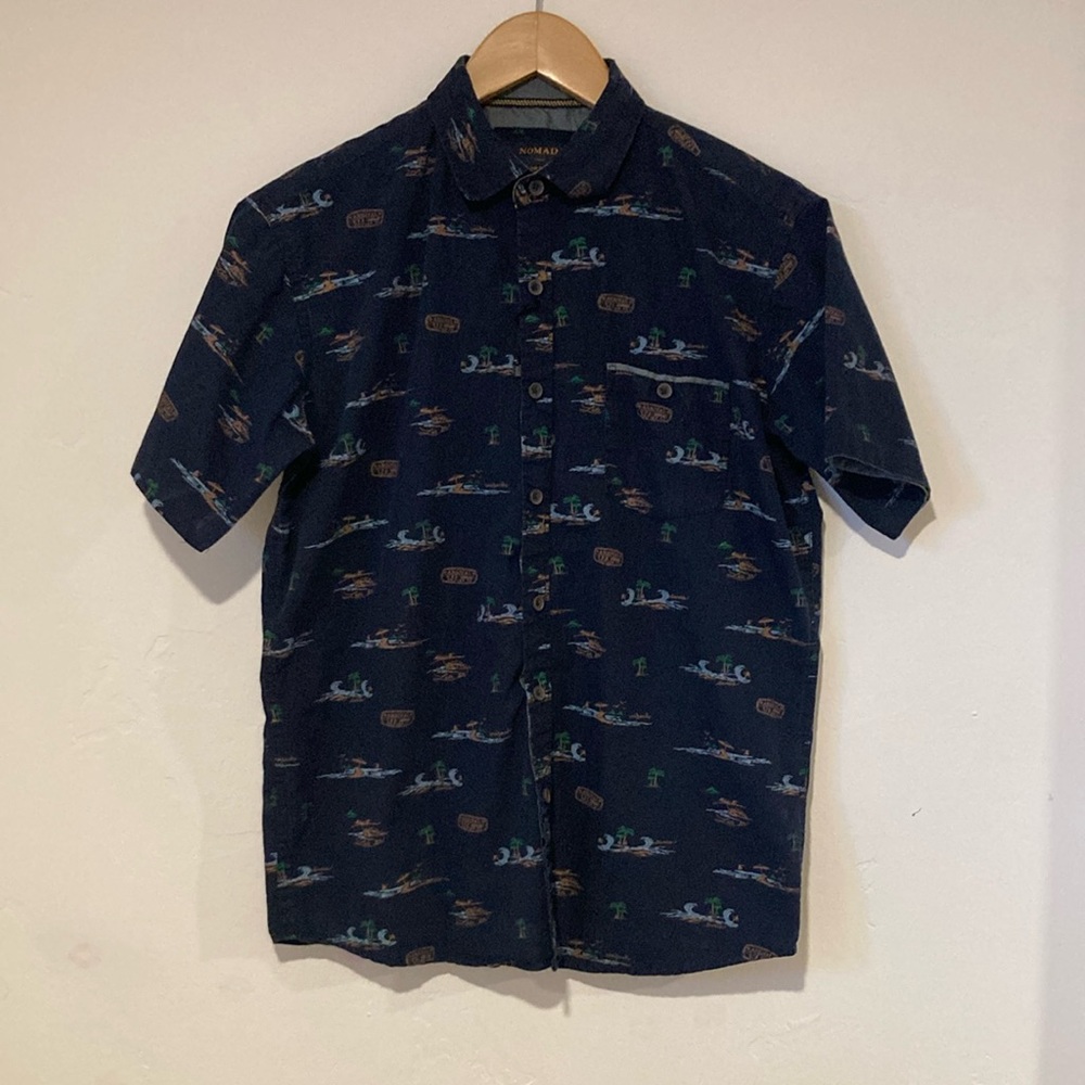 NOMAD Men’s Size Small Button Down
